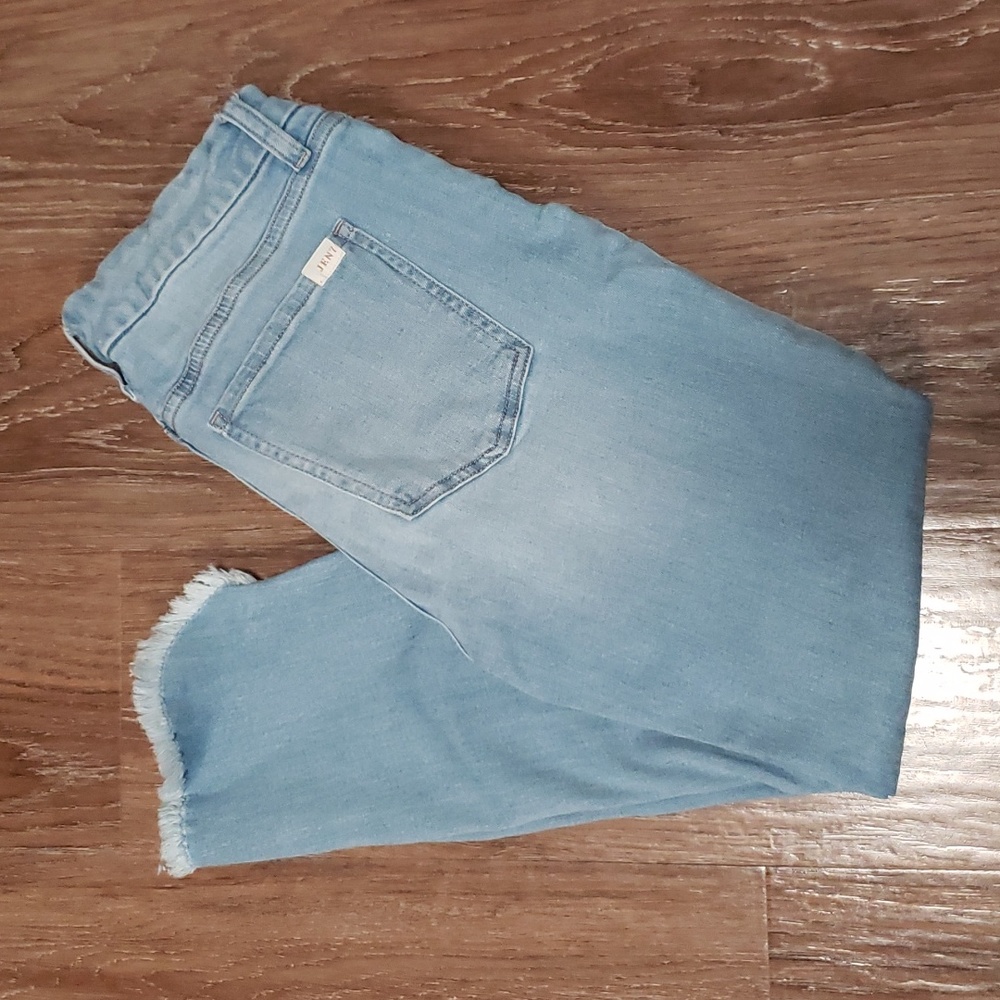 (4) JEN7 by 7 For All Mankind Light Wash Raw Fringe Hem Cropped Relaxed Fit